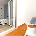 Equinox House ゲストハウス トゥーリエ