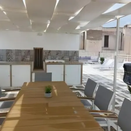 Equinox House בית הארחה 3*